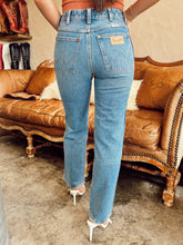 Load image into Gallery viewer, Wrangler Wild West 603 Patty Jeans- 28