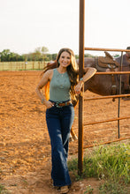 Load image into Gallery viewer, The Wrangler Wanderer 622 Dark Wash Flares