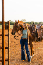 Load image into Gallery viewer, The Wrangler Wanderer 622 Dark Wash Flares