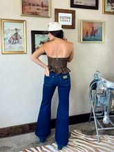 Load image into Gallery viewer, The Wrangler Wanderer 622 Dark Wash Flares