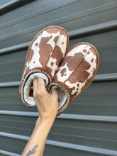 Load image into Gallery viewer, Cow print bruin slippers