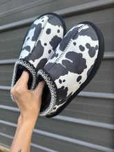 Load image into Gallery viewer, Cow print bruin slippers