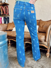 Load image into Gallery viewer, Wrangler Westward Paisley Bootcut Jeans