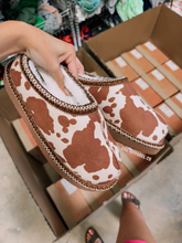 Load image into Gallery viewer, Cow print bruin slippers