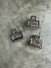 Load image into Gallery viewer, Mini Square Faux Pearl Claw Hair Clip