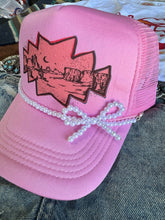 Load image into Gallery viewer, White Pearl Bow Trucker Hat Chain