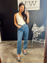 Load image into Gallery viewer, Wrangler Mom Winter Hue Jeans- 28
