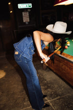 Load image into Gallery viewer, The Wrangler Wanderer 622 Dark Wash Flares
