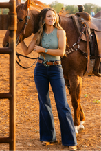 Load image into Gallery viewer, The Wrangler Wanderer 622 Dark Wash Flares
