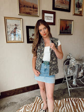 Load image into Gallery viewer, Carthage Cargo Vest- Medium
