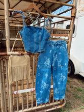 Load image into Gallery viewer, The Western Print Barrel Jeans

