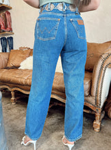 Load image into Gallery viewer, Wrangler Mom Winter Hue Jeans- 28
