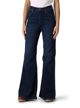 Load image into Gallery viewer, The Wrangler Wanderer 622 Dark Wash Flares
