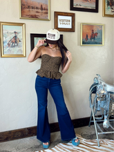 Load image into Gallery viewer, The Wrangler Wanderer 622 Dark Wash Flares

