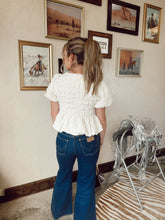 Load image into Gallery viewer, The Wrangler Wanderer 622 Dark Wash Flares
