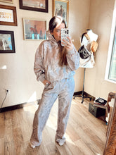 Load image into Gallery viewer, The Grey Tree Camo Sweatpants
