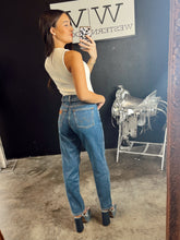 Load image into Gallery viewer, Wrangler Mom Winter Hue Jeans- 28
