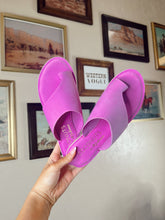 Load image into Gallery viewer, Oscar Sandals in Magenta-Size 7
