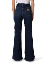 Load image into Gallery viewer, The Wrangler Wanderer 622 Dark Wash Flares
