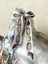 Load image into Gallery viewer, The Big Concho Twilly in Bone
