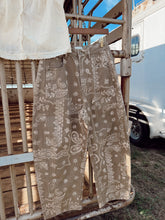 Load image into Gallery viewer, The Dun Paisley Barrel Jeans
