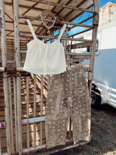 Load image into Gallery viewer, The Dun Paisley Barrel Jeans
