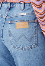 Load image into Gallery viewer, Wrangler Wild West 603 Patty Jeans- 28
