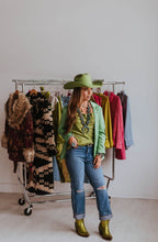 Load image into Gallery viewer, Wrangler Wild West 603 Patty Jeans- 28
