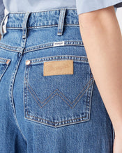 Load image into Gallery viewer, Wrangler Mom Winter Hue Jeans- 28
