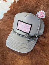 Load image into Gallery viewer, Pearl Bow Trucker Hat Chain
