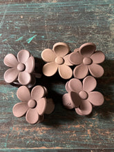 Load image into Gallery viewer, Small Flower Clips

