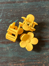 Load image into Gallery viewer, Small Flower Clips
