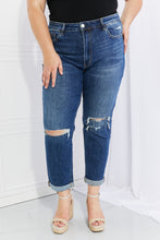 Load image into Gallery viewer, Vervet by Flying Monkey Full Size Distressed Cropped Jeans with Pockets

